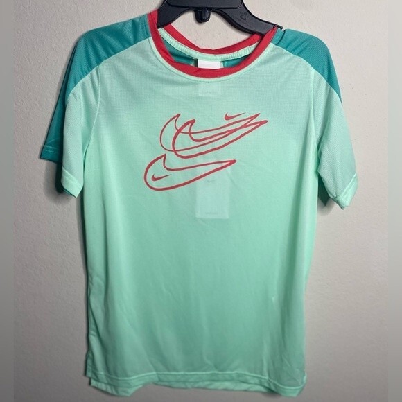NWT Boy’s Nike Dri-FIT Big Kids Green Lightweight Training Top Size Small - Picture 3 of 5
